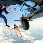 Info Shqip: Dasmë që nuk harrohet: Çifti hidhet nga 4,200 metra lartësi para se të thotë “Po” (VIDEO)