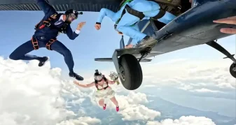 Info Shqip: Dasmë që nuk harrohet: Çifti hidhet nga 4,200 metra lartësi para se të thotë “Po” (VIDEO)