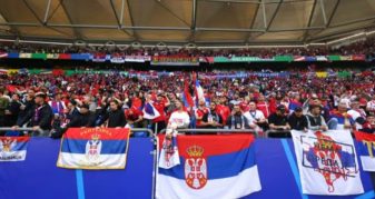 Info Shqip: Skandal i madh në Beograd ndaj Sanxhakut! Shfaqet edhe pankarta fashiste kundër Kosovës