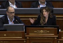 Haxhiu i vendos kufirin Simiqit: “Tërhiqe fjalën!” – seanca shpërthen në përplasje