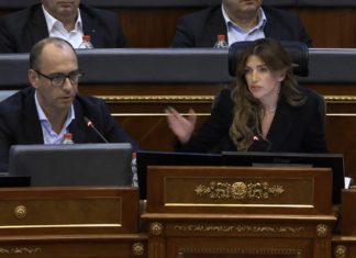 Haxhiu i vendos kufirin Simiqit: “Tërhiqe fjalën!” – seanca shpërthen në përplasje