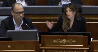 Info Shqip: Haxhiu i vendos kufirin Simiqit: “Tërhiqe fjalën!” – seanca shpërthen në përplasje