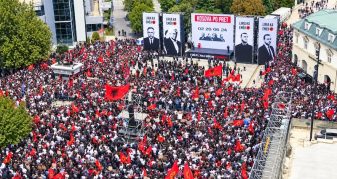 Info Shqip: Sot protestë gjithëpopullore, policia vjen me një thirrje për pjesëmarrësit