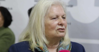 Info Shqip: Kush ishte Flora Brovina – gruaja që e ktheu dhimbjen në poezi, mjekësi dhe qëndresë