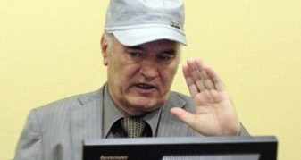 Info Shqip: Brohoritje për Ratko Mlladiç në Marakana, pamjet nga ndeshja Serbi-Holandë shkaktojnë reagime