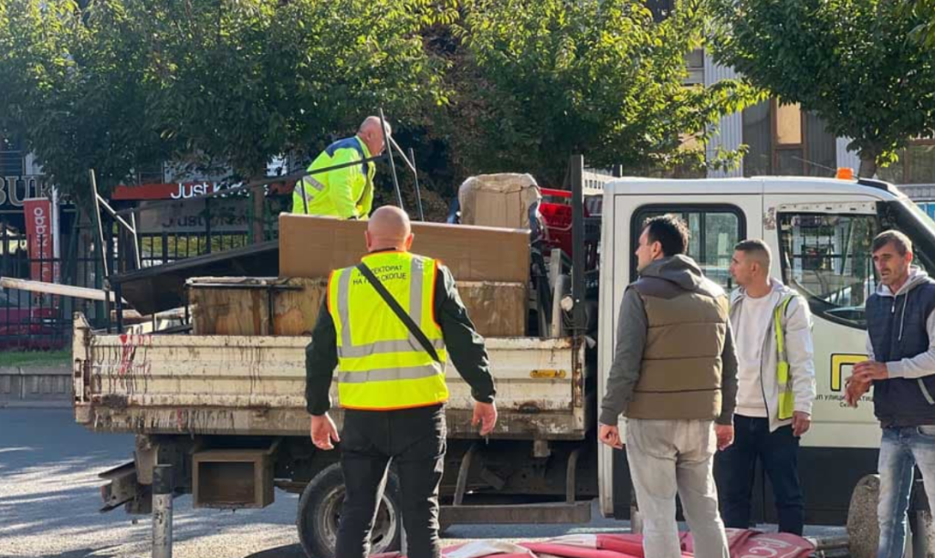 Hiqen tezgat e improvizuara përreth “Bit Pazarit”! Sekuestrohen rreth 500 kilogramë ushqime