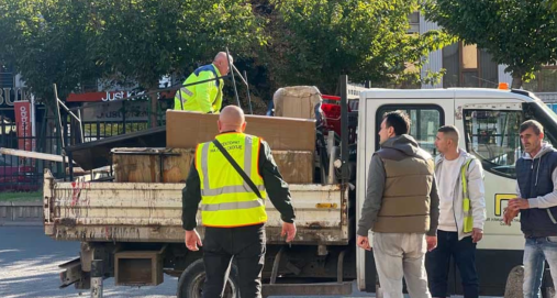 Info Shqip: Hiqen tezgat e improvizuara përreth “Bit Pazarit”! Sekuestrohen rreth 500 kilogramë ushqime