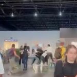 Rrahje brutale në Aeroportin e Shkupit, kaos i madh, “fluturonin” karrige (VIDEO)