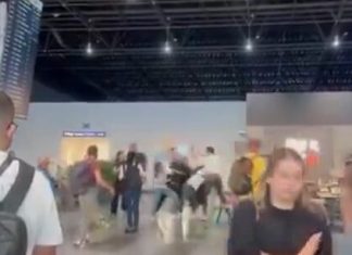 Rrahje brutale në Aeroportin e Shkupit, kaos i madh, “fluturonin” karrige (VIDEO)