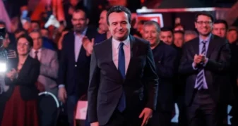 Info Shqip: Pas varrimit të Mlladiçit, Kurti sulmon Serbinë: Mohimi i gjenocidit kaloi në adhurim shtetëror!