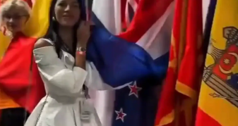 Info Shqip: Puthje e gabuar? Ambasadorja serbe ngatërron flamurin holandez me flamurin serb