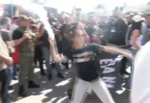 Protestuesit godasin me mjete piroteknike objektin e EULEX-it