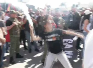 Protestuesit godasin me mjete piroteknike objektin e EULEX-it