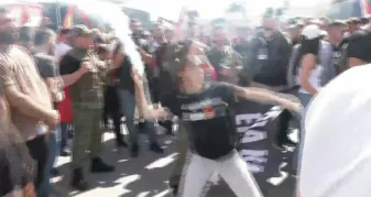 Info Shqip: Protestuesit godasin me mjete piroteknike objektin e EULEX-it