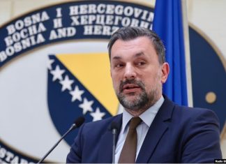 Sarajeva e tërheq stafin e Ambasadës nga Serbia pas varrimit të Mlladiqit me nderime shtetërore
