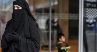 Info Shqip: Italia ndalon zyrtarisht burkat dhe nikabet në shkolla