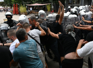 Përleshje dhe gaz lotsjellës në Serbi, Demokratët Evropianë godasin Vuçiqin: Nuk është gati për zgjedhje të ndershme