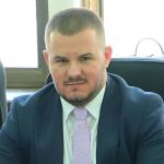 Info Shqip: Përplasje në Këshillin e Kumanovës: Huzeir Mustafi nga AKI kërkon dorëheqjen e kryetares pas shkeljeve të rregullores