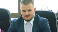Info Shqip: Përplasje në Këshillin e Kumanovës: Huzeir Mustafi nga AKI kërkon dorëheqjen e kryetares pas shkeljeve të rregullores