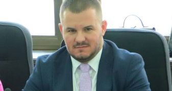 Info Shqip: Përplasje në Këshillin e Kumanovës: Huzeir Mustafi nga AKI kërkon dorëheqjen e kryetares pas shkeljeve të rregullores