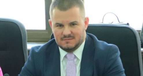 Info Shqip: Përplasje në Këshillin e Kumanovës: Huzeir Mustafi nga AKI kërkon dorëheqjen e kryetares pas shkeljeve të rregullores