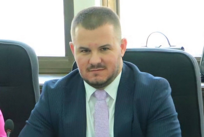 Përplasje në Këshillin e Kumanovës: Huzeir Mustafi nga AKI kërkon dorëheqjen e kryetares pas shkeljeve të rregullores