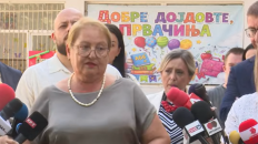 Info Shqip: Ministrja e Arsimit mesazh nxënësve: Kërkoni nga prindërit një vëlla ose motër më të vogël