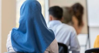 Info Shqip: Austria ndalon shaminë për vajzat nën 14 vjeç, shpërthen debati për lirinë fetare