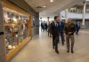Shefi i NATO-s, Mark Rutte, parakalon pranë figurës së Adem Jasharit në Iowa