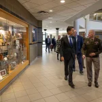 Info Shqip: Shefi i NATO-s, Mark Rutte, parakalon pranë figurës së Adem Jasharit në Iowa