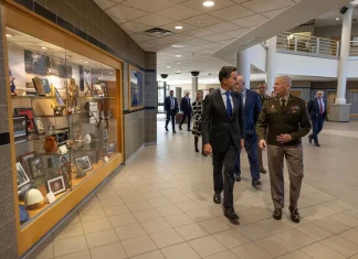 Shefi i NATO-s, Mark Rutte, parakalon pranë figurës së Adem Jasharit në Iowa