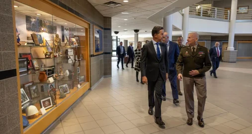 Info Shqip: Shefi i NATO-s, Mark Rutte, parakalon pranë figurës së Adem Jasharit në Iowa