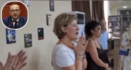 Info Shqip: “Për Enverin yll e dritë… Qajnë pleqtë qajnë të rinjtë”, Korreshi ndan videon nga Lushnja: U glorifikua diktatori brenda muzeut