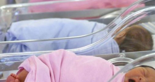 Info Shqip: 55.000 dollarë për çdo fëmijë deri në moshën 17-vjeçare, kryeministri i Singaporit shpall politikat mbështetëse për familjet
