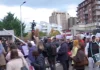 Thyhen rampat tek hyrja e Ministrisë së Drejtësisë, protestuesit futen brenda oborrit dhe kërkojnë dorëheqjen e Gërvallës