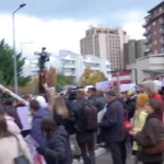 Info Shqip: Thyhen rampat tek hyrja e Ministrisë së Drejtësisë, protestuesit futen brenda oborrit dhe kërkojnë dorëheqjen e Gërvallës