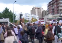 Thyhen rampat tek hyrja e Ministrisë së Drejtësisë, protestuesit futen brenda oborrit dhe kërkojnë dorëheqjen e Gërvallës