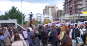Info Shqip: Thyhen rampat tek hyrja e Ministrisë së Drejtësisë, protestuesit futen brenda oborrit dhe kërkojnë dorëheqjen e Gërvallës