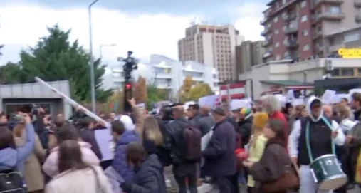 Info Shqip: Thyhen rampat tek hyrja e Ministrisë së Drejtësisë, protestuesit futen brenda oborrit dhe kërkojnë dorëheqjen e Gërvallës