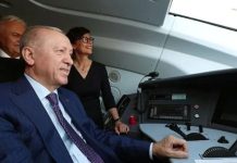 Erdogan merr ‘timonin’ e trenit, komisionerja Kos nuk ‘kursen’ batutat: S’kam frikë! A di ta drejtosh edhe helikopterin?