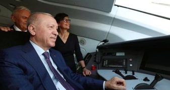 Info Shqip: Erdogan merr ‘timonin’ e trenit, komisionerja Kos nuk ‘kursen’ batutat: S’kam frikë! A di ta drejtosh edhe helikopterin?