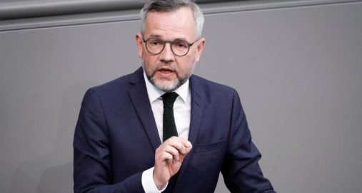 Info Shqip: Ish-ministri gjerman Michael Roth: BE t’i ngrijë fondet Serbisë, nacionalizmi i Daçiçit rrezikon Ballkanin