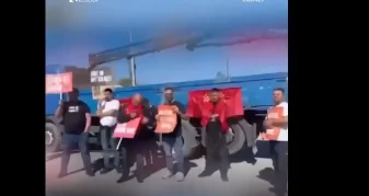 Info Shqip: “UÇK”-Qytetarët i bllokuan rrugën Von der Leyenit, autokolona depërton me vështirësi