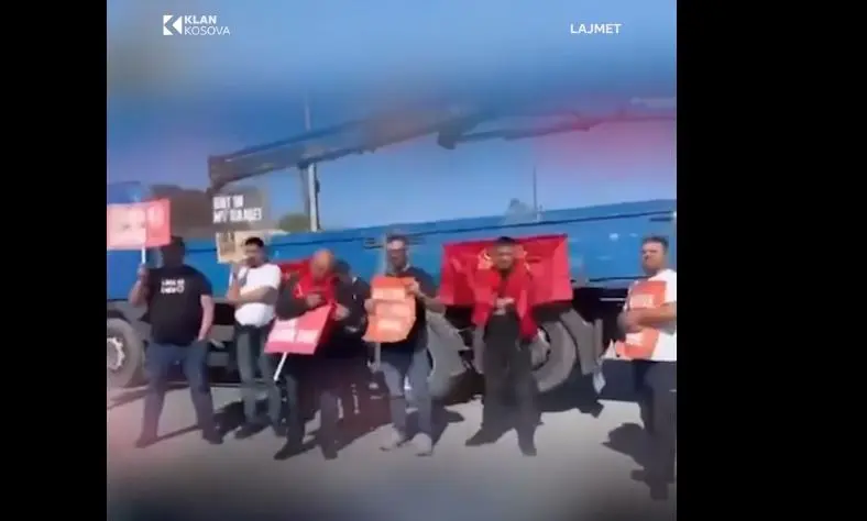  UÇK  Qytetarët i bllokuan rrugën Von der Leyenit  autokolona depërton me vështirësi