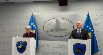 Info Shqip: “Keni iluzione”, Sveçla i drejtohet gazetarit: A po m’tregon cila është përgjegjësia e Qeverisë?