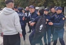 Arrestime masive në Korçë, tensione gjatë protestës së të rinjve (VIDEO)