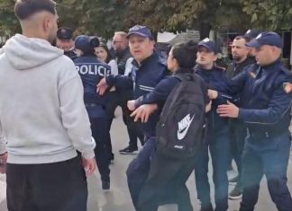 Arrestime masive në Korçë, tensione gjatë protestës së të rinjve (VIDEO)