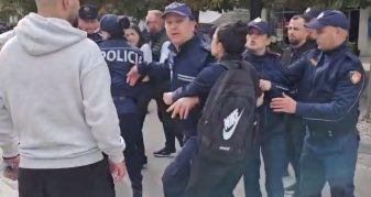 Info Shqip: Arrestime masive në Korçë, tensione gjatë protestës së të rinjve (VIDEO)