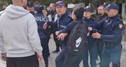 Info Shqip: Arrestime masive në Korçë, tensione gjatë protestës së të rinjve (VIDEO)