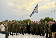 Ushtarët e FSK-së ngrisin flamurin e Kosovës në Ambasadën në Londër